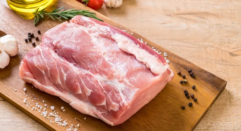 Daging Babi Premium: Apa Saja Standar Kualitasnya & Bagaimana Welly Group Memenuhi Itu”