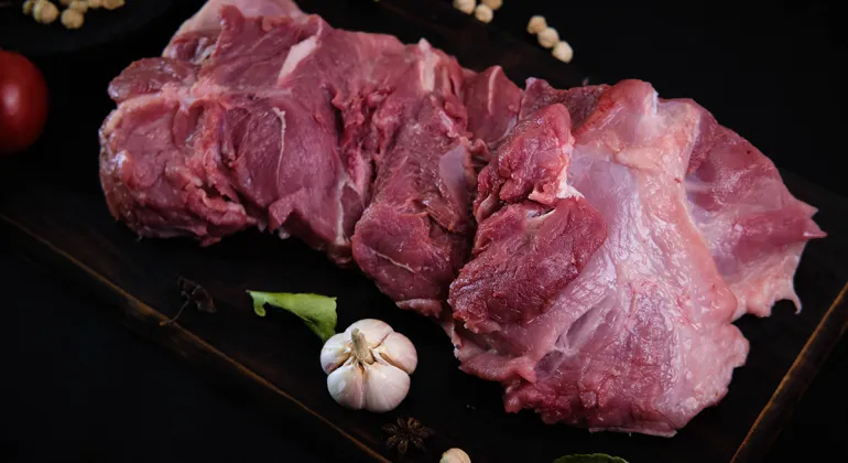 5 Kesalahan Fatal Saat Memasak Daging Babi yang Bikin Rasanya Jadi Amis