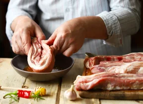 Dari Peternakan ke Piring Perjalanan Daging Babi Segar Sebelum Tiba di Tangan Anda