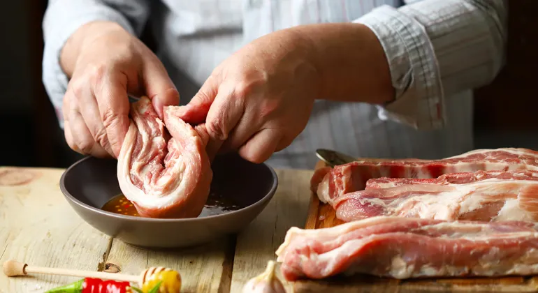 Dari Peternakan ke Piring: Perjalanan Daging Babi Segar Sebelum Tiba di Tangan Anda