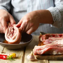 Dari Peternakan ke Piring Perjalanan Daging Babi Segar Sebelum Tiba di Tangan Anda