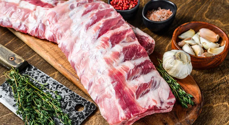 Mengapa Harga Daging Babi Bisa Berbeda di Tiap Penjual? (Panduan Edukatif untuk Pembeli Cerdas)