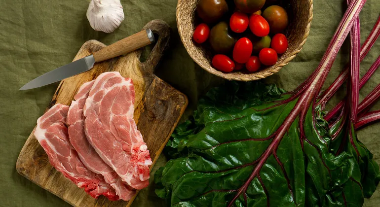 Resep Inovatif: “Babi Gulung Daun Pisang Pedas Manis” – Olahan Daging Babi yang Berbeda dari Biasanya